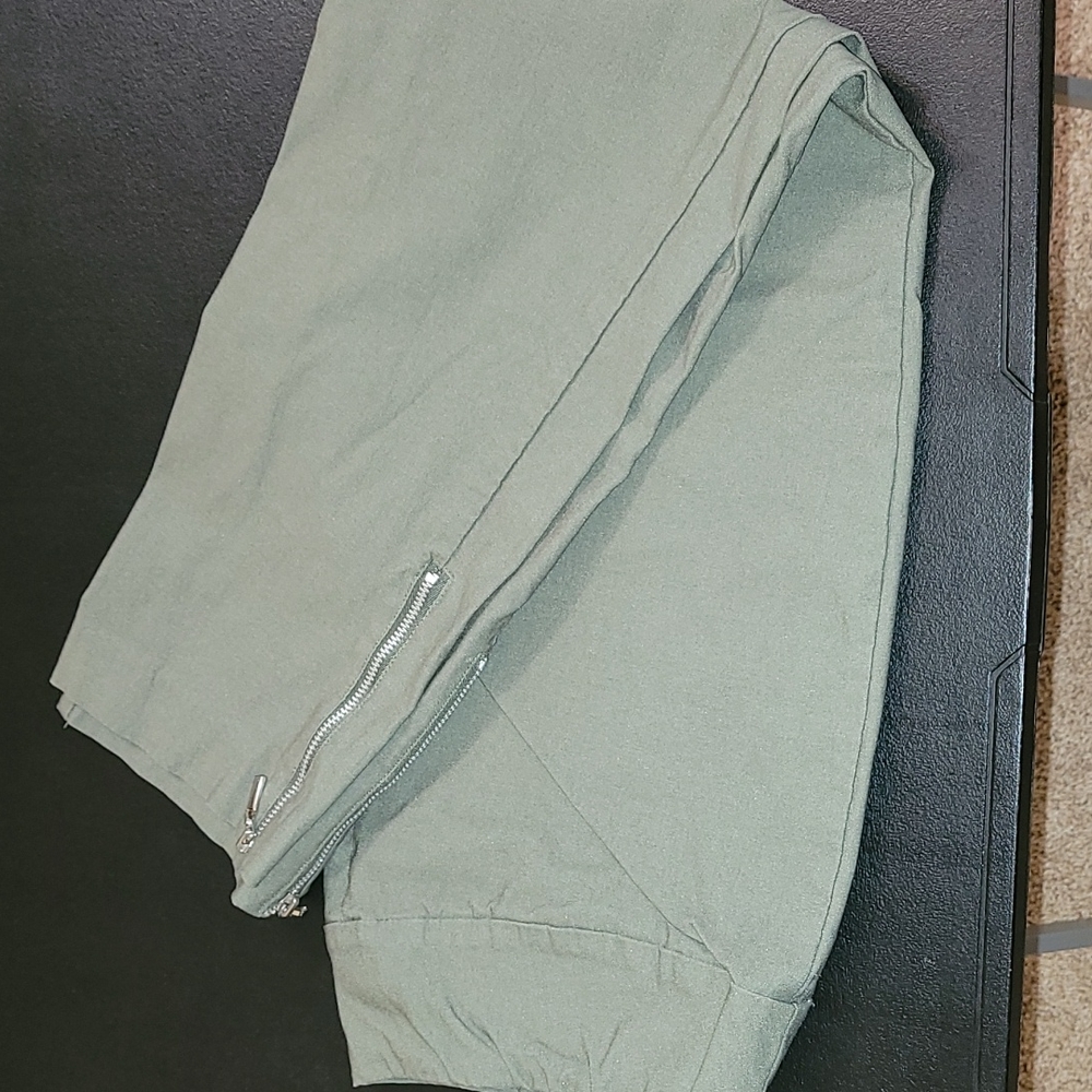 Divine Logic Crop Stretch Pant w Zipper Leg